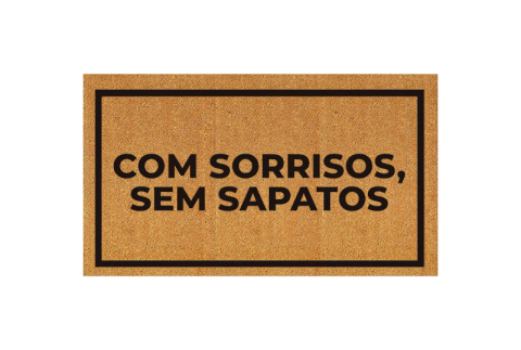 Capacho: COM SORRISOS, SEM SAPATOS - tapete em fibra natural de coco (70x40)