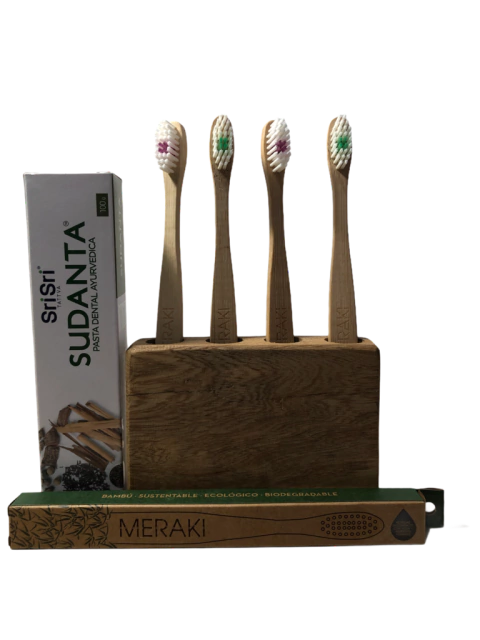 KIT CUIDADO DENTAL FAMILIAR PASTA DENTÍFRICA SUDANTA CON 4 CEPILLOS MERAKI Y POSA CEPILLOS MADERA
