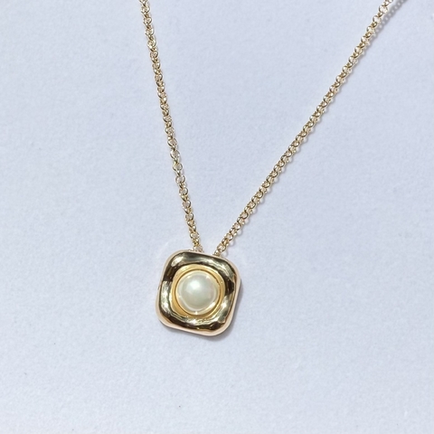COLAR METAL AMASSADO PEROLA DE MEIO - comprar online