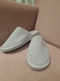 Pantuflas punta Grises punta cerrada clasic en internet