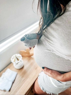 Pijama Hinda Remera +Short Gris - Camisones y pijamas de lactancia ,lencería material de diseño
