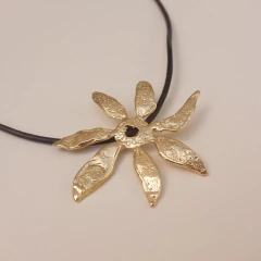 COLLAR FLOR Y CUERO - GOLDEN
