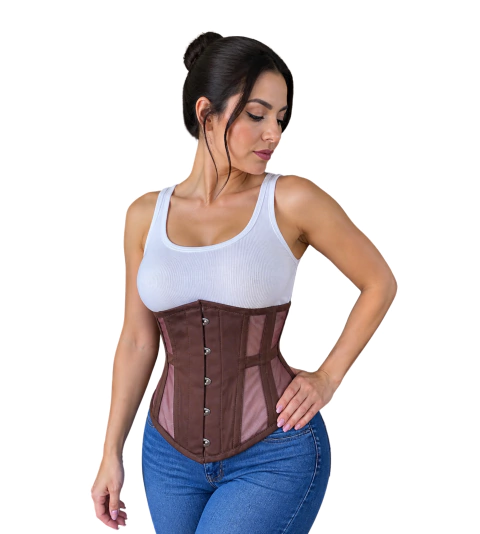 Mulher vestindo corset underbust em tela de poliamida marrom combinado com regata branca e jeans azul