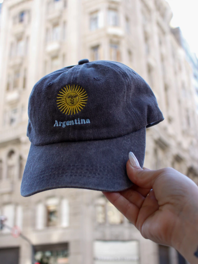 Gorra marrón gastado de Sol de mayo