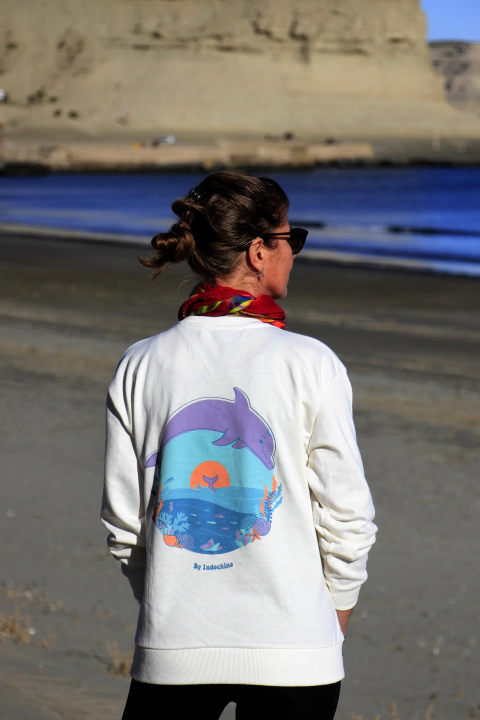 Buzo cuello redondo en crudo Delfines - Cápsula con FAADA