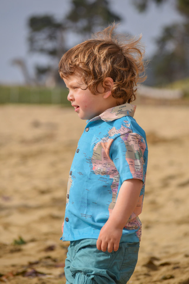 Camisa mapamundi en tonos tierras de Indochina Designs