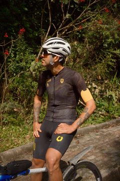 Jersey Pretinha com yellow na internet