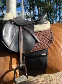 Faixa protetora preta de espora ajusta ao corpo do cavalo 