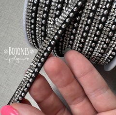 CORDON NEGRO GAMUZADO CON STRASS Y TACHAS 7MM - (COD: 2447)