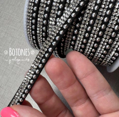 CORDON NEGRO GAMUZADO CON STRASS Y TACHAS 7MM - (COD: 2447)