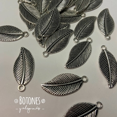 DIJE HOJA 27 X 11MM (COD: 2017)