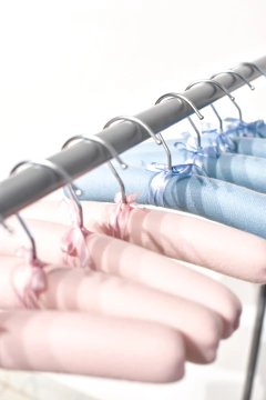 Percha forrada infantil (pack por 10 unidades) - Perchas Y Percheros La Plata