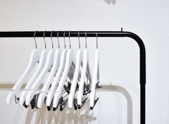 Percha De Madera Con Broche Blanca - comprar online