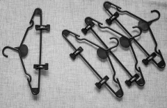 Percha plastica con broche - comprar online