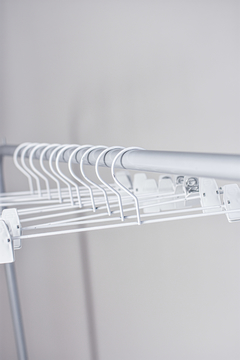 Percha Acrílica con Broche - comprar online