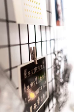 Grilla de 43 cm x 67 cm con pack de broches de madera - comprar online