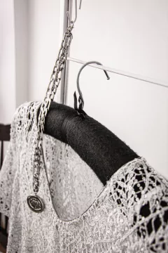 Reja exhibidora con pie de 56 cm x 152 cm - Perchas Y Percheros La Plata