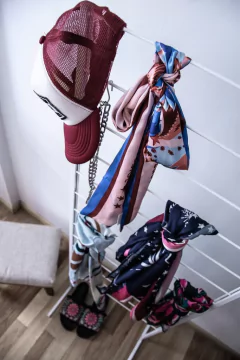 Reja exhibidora con pie de 56 cm x 152 cm en internet