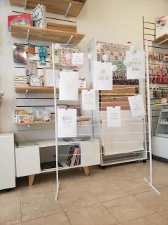 Reja exhibidora con pie de 100 cm x 152 cm en internet