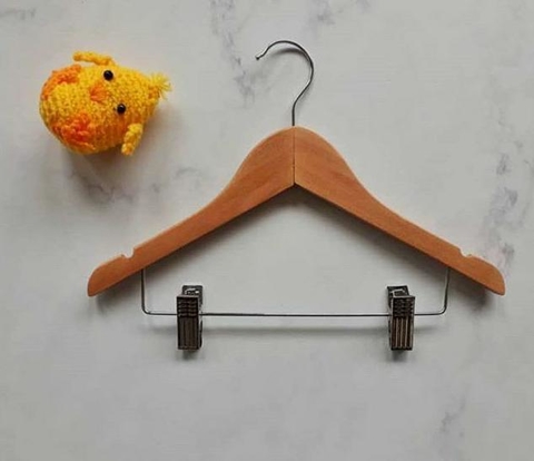 Percha de madera con broche infantil