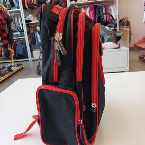 MOCHILA CHENKID NEGRA ROJA * DETALLE en internet