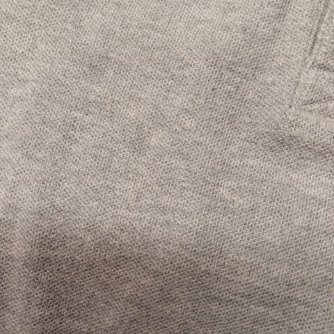 REMERA OLD NAVY T. 3 AÑOS GRIS CON CUELLO *DETALLE - Eme de Mar