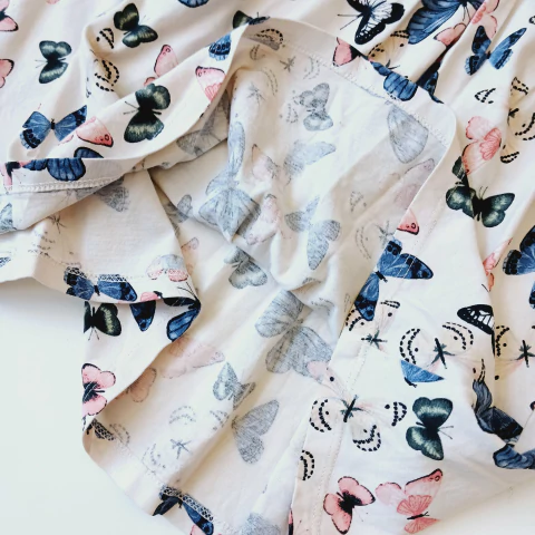 VESTIDO H&M T.6-8 AÑOS CREMA MARIPOSAS *DETALLE - Eme de Mar