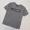 REMERA VOLCOM T. 16 AÑOS GRIS VOLCOM NEGRO M/C