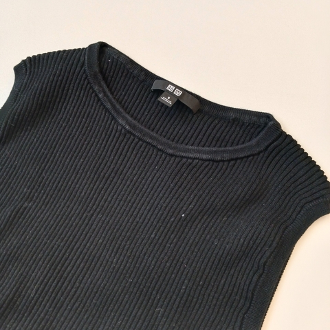 MUSCULOSA UNIQLO T.14 AÑOS NEGRA TEJIDA *DETALLE - comprar online