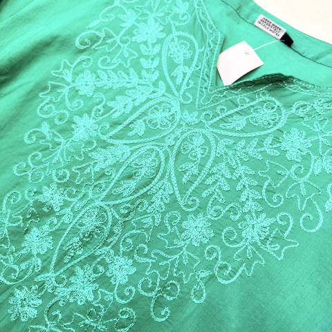 BLUSA SIN MARCA T.M +16 AÑOS VERDE BORDADA - Eme de Mar