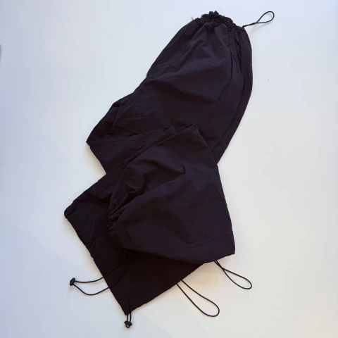 PANTALON PARACHUTE T.L +14 AÑOS NEGRO GABARDINA