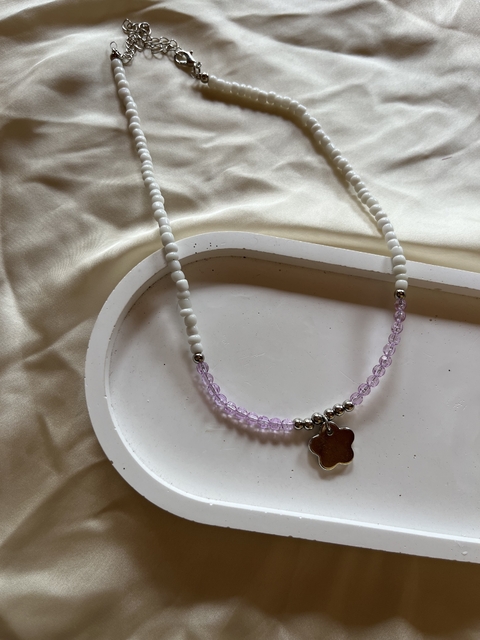 collar lila y blanco flor