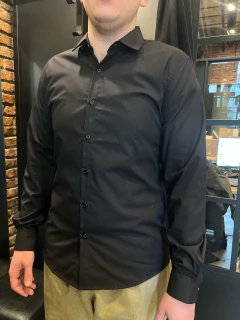 CAMISA ENTALLADA - NEGRA - Modo Indumentaria