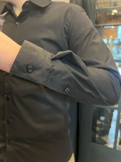 CAMISA ENTALLADA - NEGRA en internet