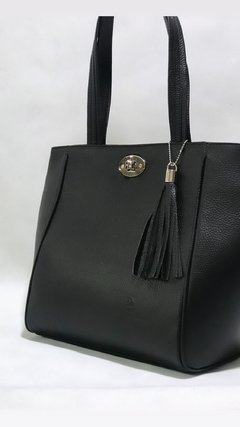 Cartera "Jazmin" cuero graneado negro.