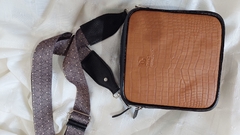 BANDOLERA CATA CUERO GRANEADO NEGRO, CROCO SUELA Y VIVOS CHAROL - comprar online
