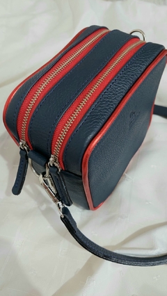 BANDOLERA CATA CUERO GRANEADO AZUL CON VIVOS ROJO METALIZADO