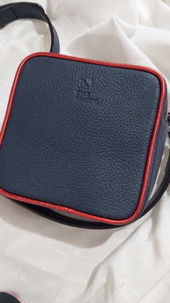 BANDOLERA CATA CUERO GRANEADO AZUL CON VIVOS ROJO METALIZADO - comprar online