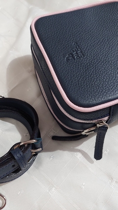 BANDOLERA CATA CUERO GRANEADO AZUL CON VIVOS ROSA