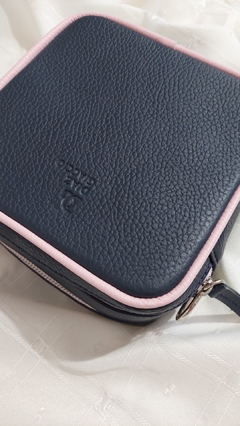 BANDOLERA CATA CUERO GRANEADO AZUL CON VIVOS ROSA - comprar online