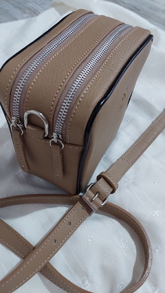 BANDOLERA CATA EN CUERO GRANEADO VISON CON VIVOS CHAROL NEGRO en internet
