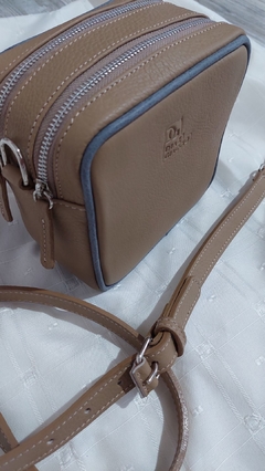 BANDOLERA CATA CUERO GRANEADO VISON CON VIVOS GRIS