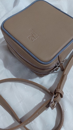 BANDOLERA CATA CUERO GRANEADO VISON CON VIVOS GRIS - comprar online