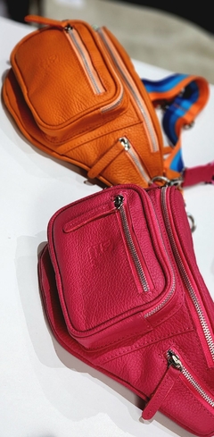 Riñonera "Mila" cuero graneado fucsia
