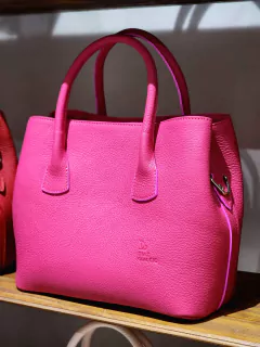 Cartera Barbie cuero graneado fucsia