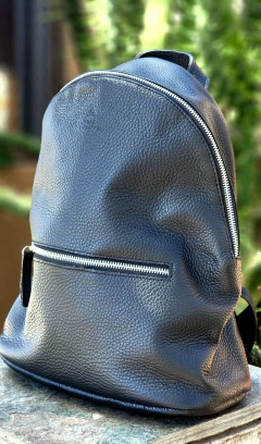 Mochila "Fla" cuero graneado negro.