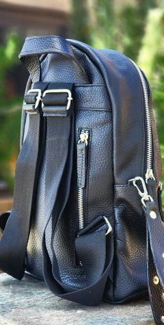 Mochila "Fla" cuero graneado negro. - comprar online