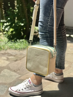 BANDOLERA CATA CUERO GRANEADO TIZA CON VIVOS AMARILLO