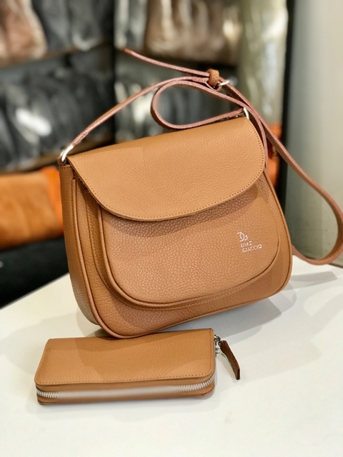 Cartera Grisel en cuero graneado camel