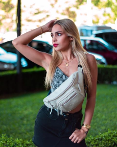 Riñonera “Mila” cuero graneado tiza. - comprar online